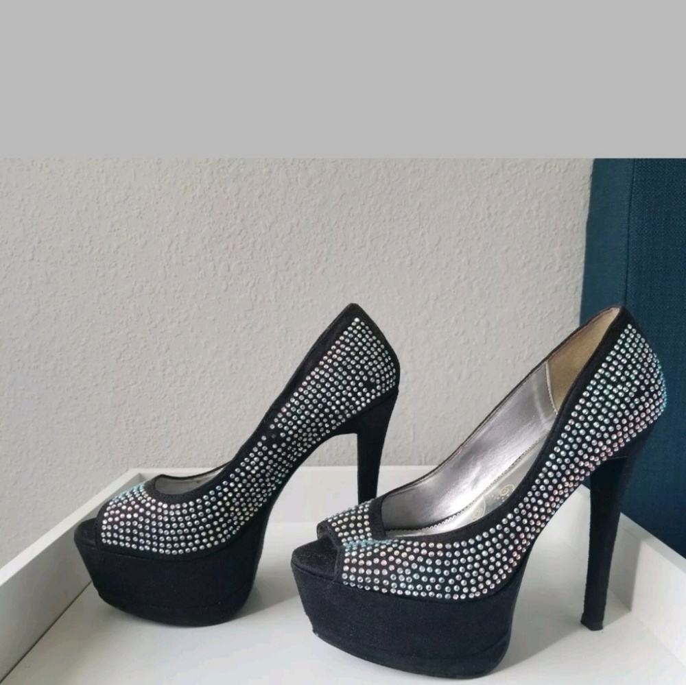 Shoes - Picture 4 of 5